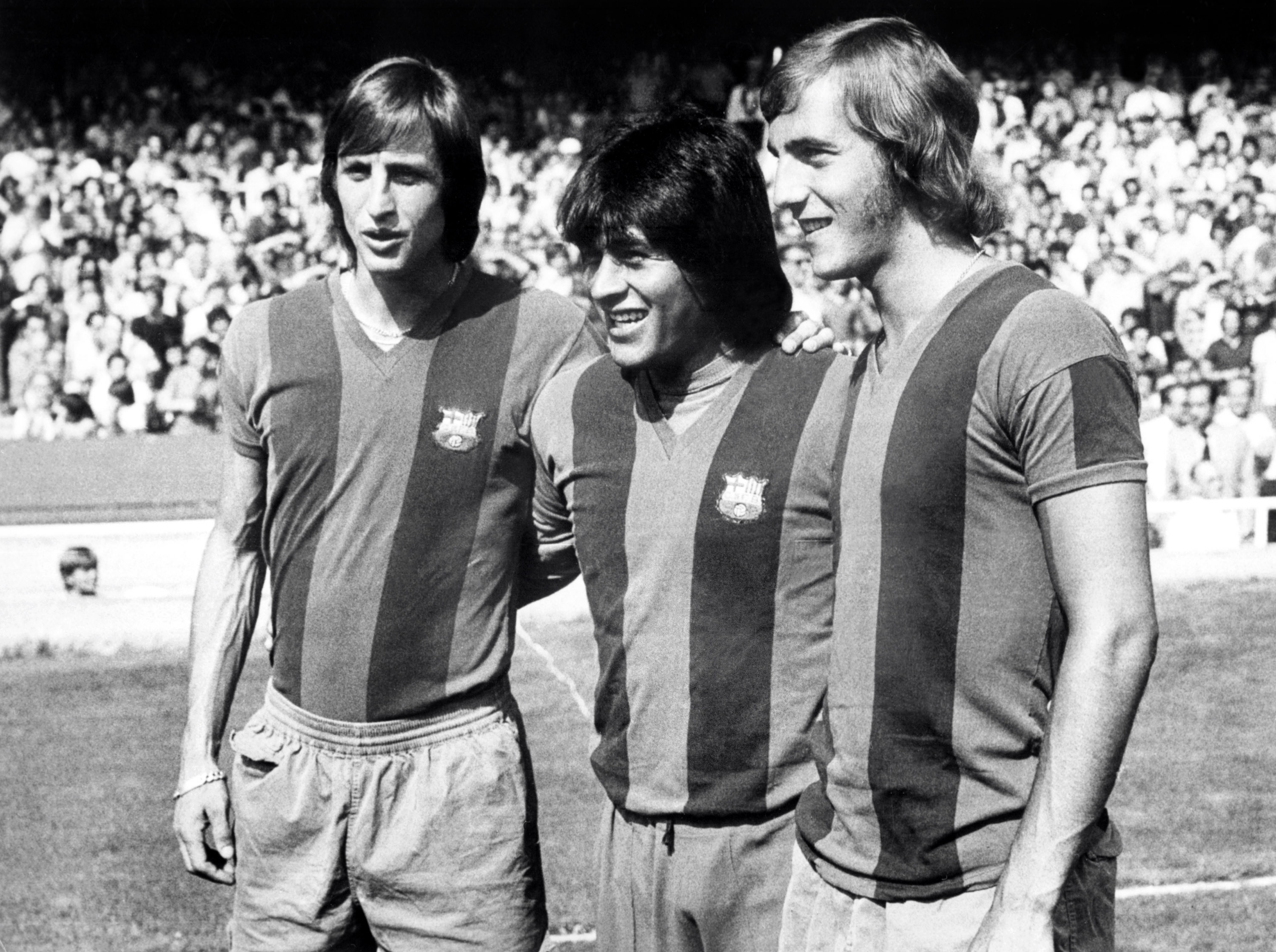 Johan Cruyff, Hugo Sotil y Johan Neeskens posan uniformados con el club blaugrana el 1 de octubre de 1974. Foto AFP Johan Cruyff, Hugo Sotil y Johan Neeskens posan uniformados con el club blaugrana el 1 de octubre de 1974. Foto AFP