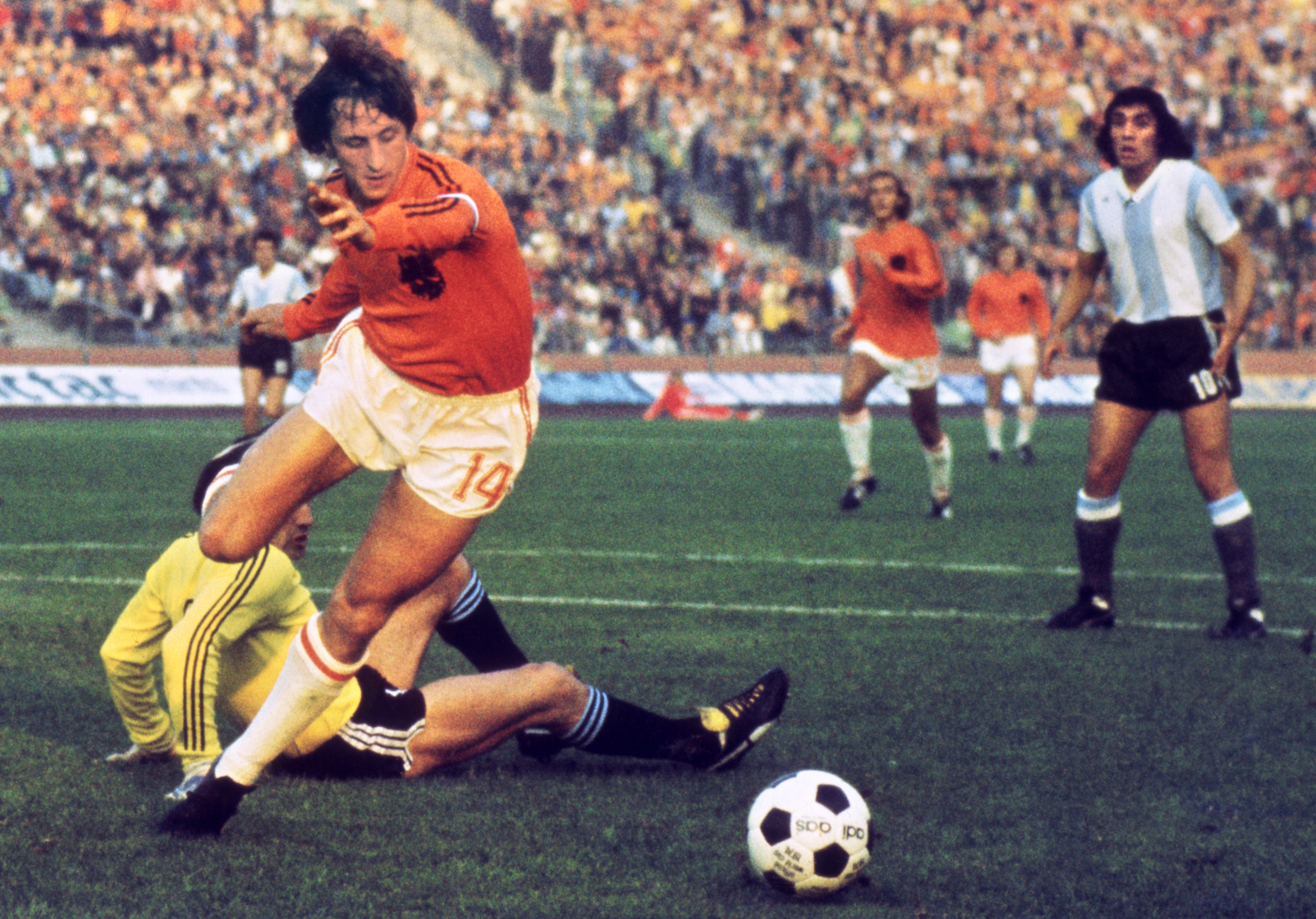 Johann Cruyff dribla al portero argentino Daniel Carnevali antes de marcar su gol en los cuartos de final del mundial de Alemania 1974. Partido jugado en Gelsenkirchen. Cruyff anotó dos goles para ayudar a Holanda en el triunfo de 4-0 sobre Argentina. Foto AFP Johann Cruyff dribla al portero argentino Daniel Carnevali antes de marcar su gol en los cuartos de final del mundial de Alemania 1974. Partido jugado en Gelsenkirchen. Cruyff anotó dos goles para ayudar a Holanda en el triunfo de 4-0 sobre Argentina. Foto AFP
