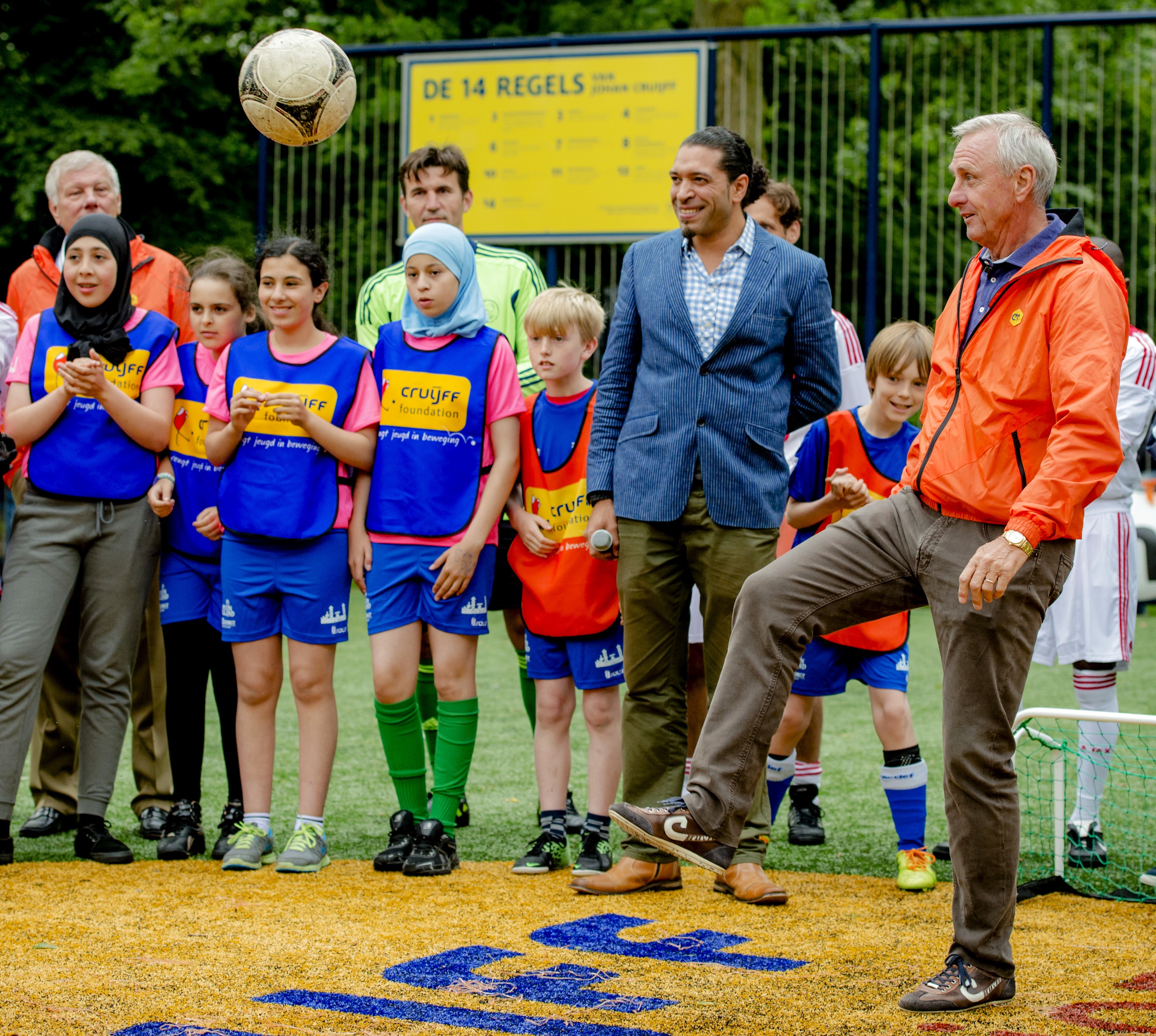 La leyenda holandesa Johan Cruyff (D) juega fútbol con niños en Amsterdam en Junio 5 del 2014. La Fundacion Cruyff ayuda a la municipalidades a crear campos de juego de fútbol. Foto AFP/R. van Lonhuijsen La leyenda holandesa Johan Cruyff (D) juega fútbol con niños en Amsterdam en Junio 5 del 2014. La Fundacion Cruyff ayuda a la municipalidades a crear campos de juego de fútbol. Foto AFP/R. van Lonhuijsen