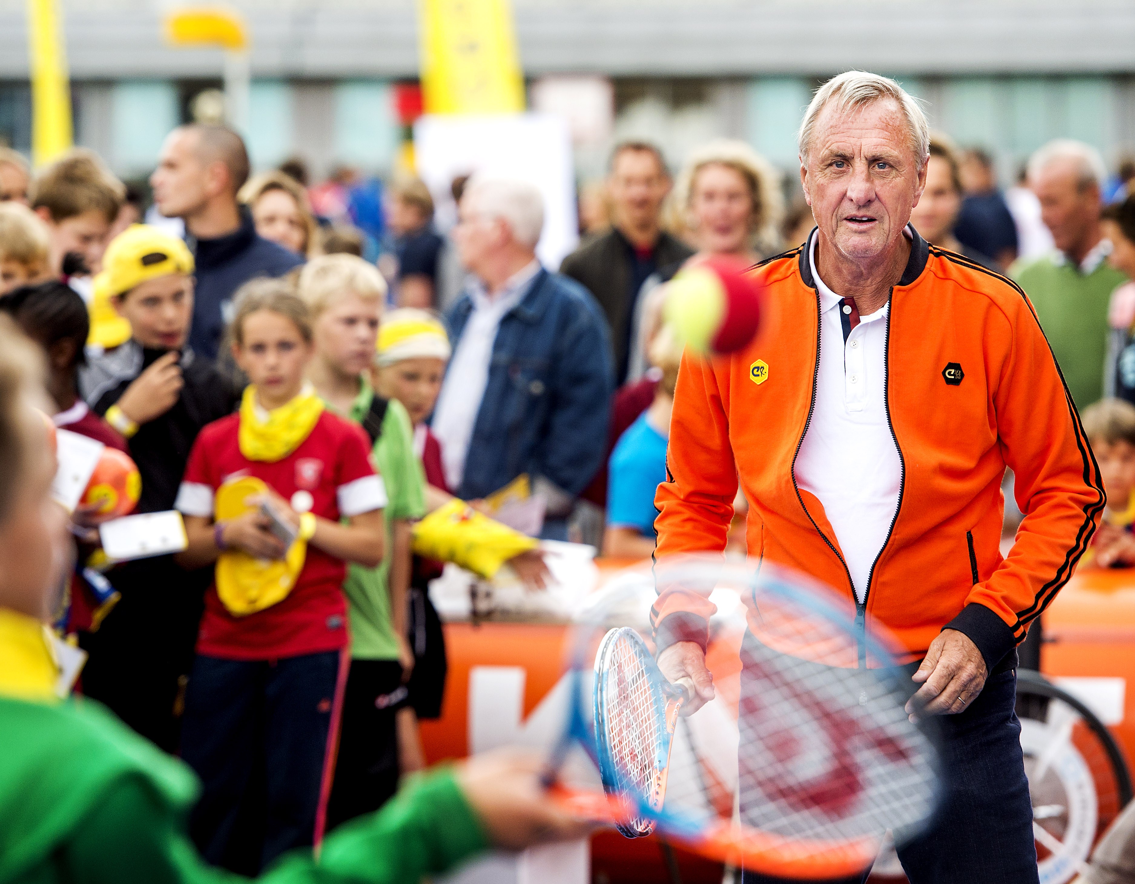 Johann Cruyff, un genio de la historia del fútbol mundial. Aquí juega tenis con unos niños en Holanda como parte de su trabajo social. Foto AFP/K. van Weel