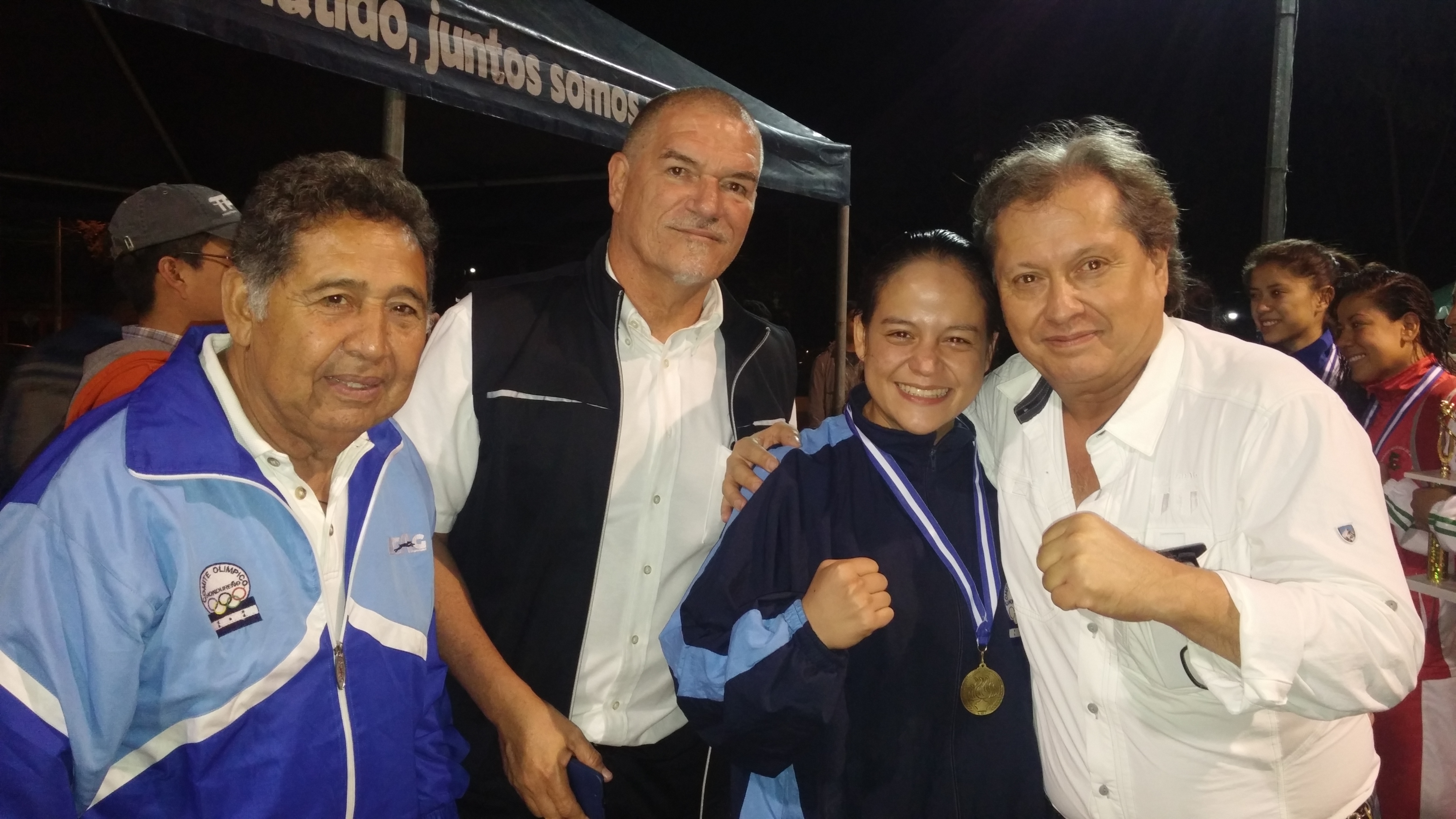 Nuestra campeona posa con Carlos Velásquez y junto al juez arbitro de Puerto Rico. Fot HSI/AM