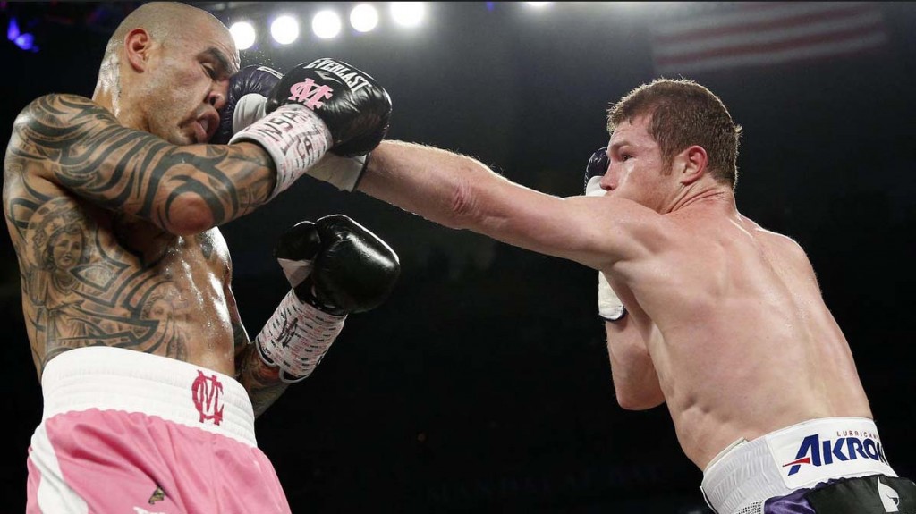Momento en que Canelo Álvarez agarraba con un golpe de lleno la cara de Cotto. Foto CMB
