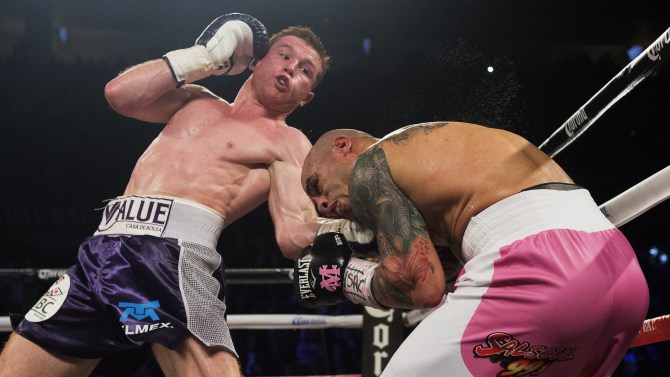 Nuevamente Canelo castigaba a Cotto durante el 11 asalto de 12 pactados. Foto/Carlos Saavedra