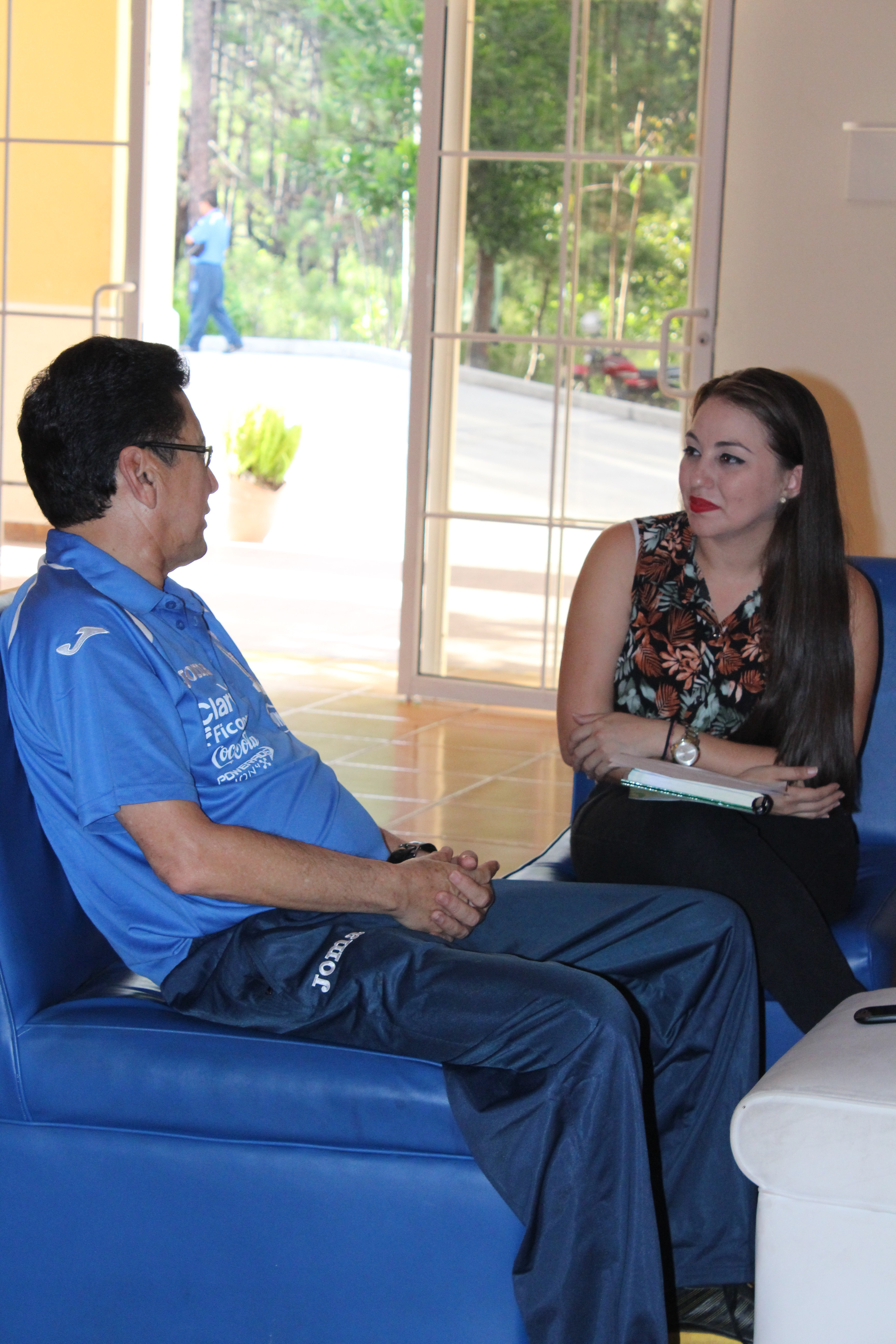 El profesor Escalante durante conversó con Laura Andino, enviada especial a Siguatepeque al proyecto Gol. Foto HSI