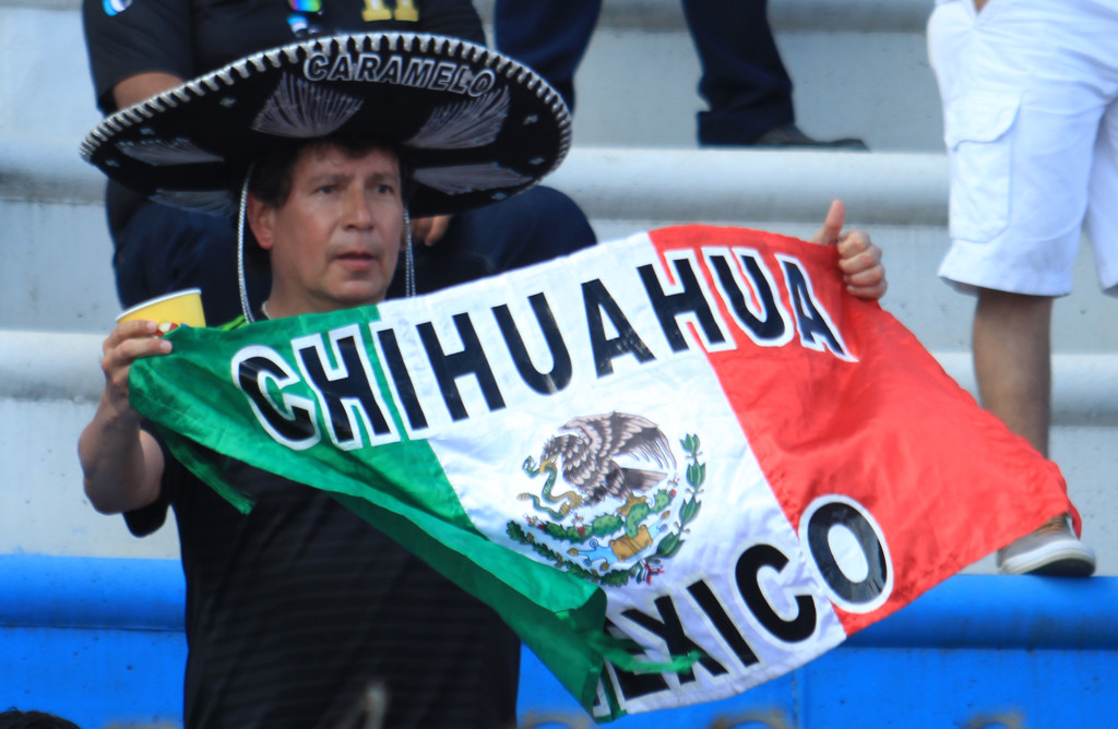 Este charro aficionado muestra la bandera de su país en el Olímpico. Foto HSI/Enrique Ordoñez