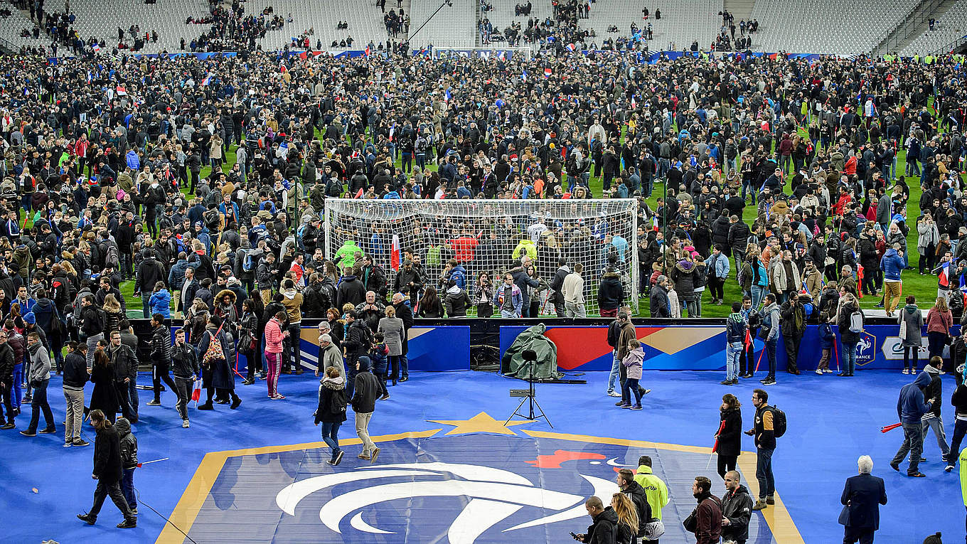 El estadio lucía abarrotado por los aficionados que se resguardaron allí. Foto ©imago/Eisenhuth