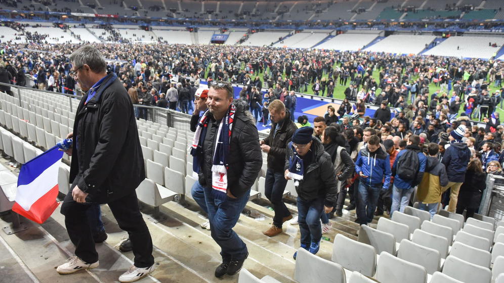 Los aficionados al salir finalmente del estadio Stade de France en París. Foto EFE