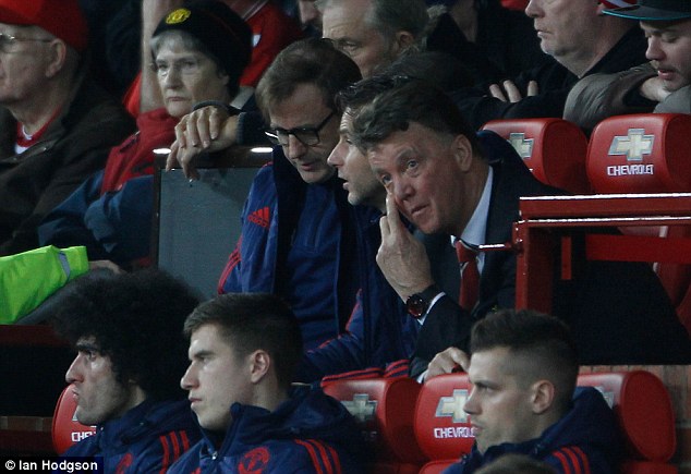 Los malos resultados prácticamente tienen fuera a Van Gaal del United. Foto Reuters