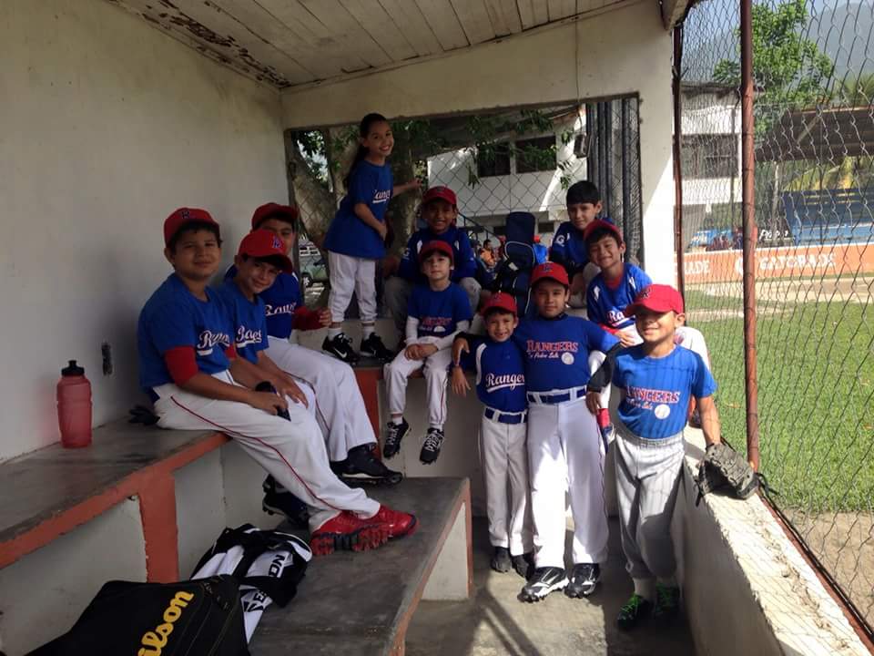 Los niños disfrutan de jugar este bello deporte. Habrá que buscar apoyo para el el Béisbol siga creciendo.