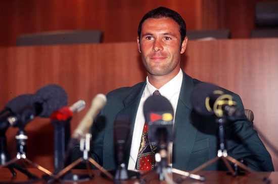 Foto de Bosman al final de la sentencia que ganó en los tribunales europeos.