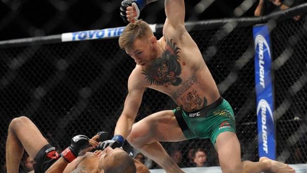 Momento en que McGregor fulmina a Aldo con dos golpes mas antes que el juez pare la pelea. Foto Reuters