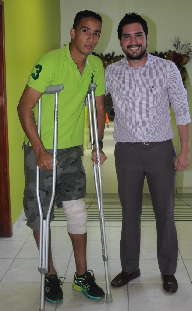 Daniel Tejeda al salir posó con un ejecutivo de la firma Imecsa. Nos comentó sentirse mejor ya. Foto HSI/R. Germer