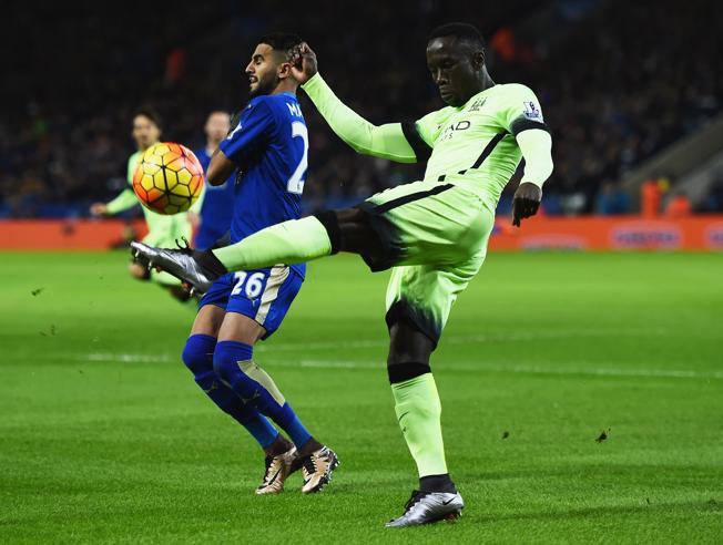 Bacary Sagna del City despeja un balón ante Riyad Mahrez del Leicester City. Foto Getty/Laurence Griffiths