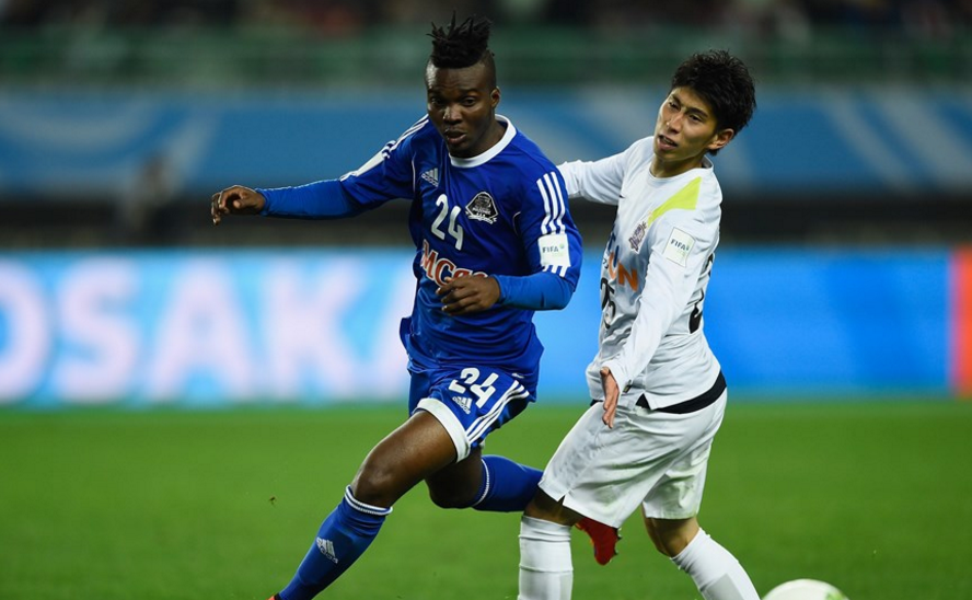Yaw Frimpong del Mazembe trata de pasar a Yusuke Chajima del Sanfrecce. Foto FIFA