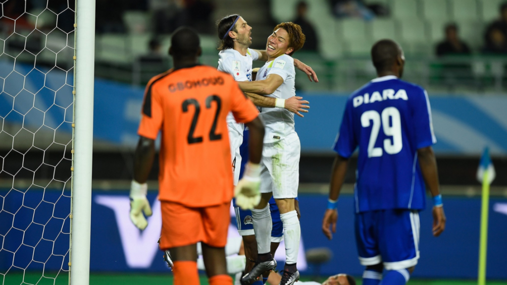 Takuma Asano celebra con Mihael Mikic su gol frente al Mazembe. Foto FIFA