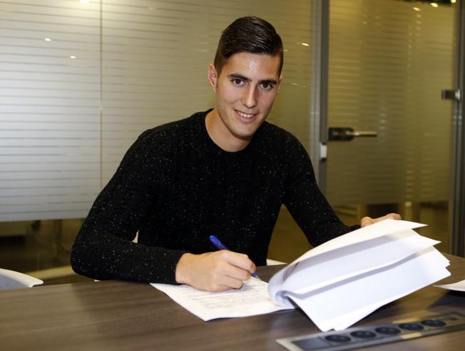 Sergi Guardiola al momento de firmar un contrato que el FCB luego le rescindió. Foto FCB