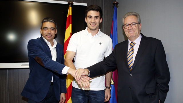 Xemi, que llega del Cornellá, con Albert Soler y Silvio Elías. Foto FCB/M. Ruiz