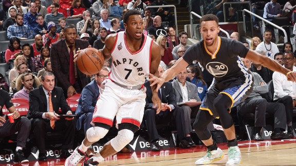 Kyle Lowry conduce el balón con la marca de Curry de cerca. Foto NBA.