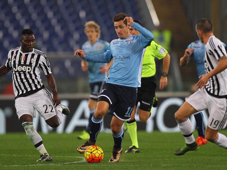 Miroslav Klose de la Lazio intenta pasar la marca de la Juve