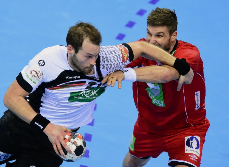 Steffen Fäth (I) trata de anotar frente a Bjarte Myrhol. Foto AFP