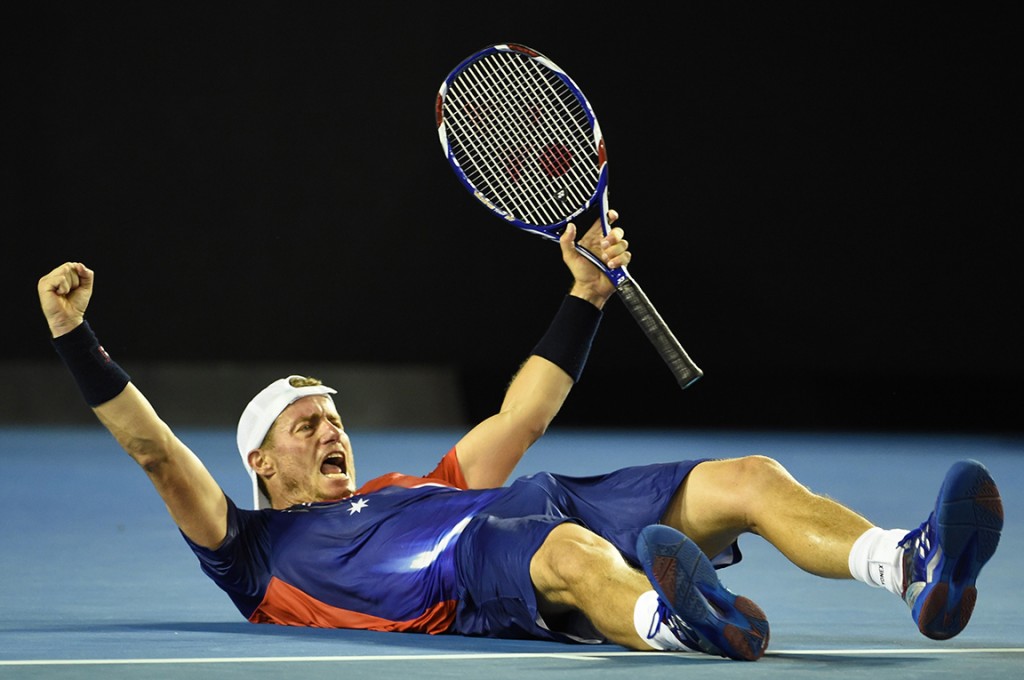 Lleyton Hewitt celebra su victoria sobre su compatriota James Duckworth. Foto AFP/W. West