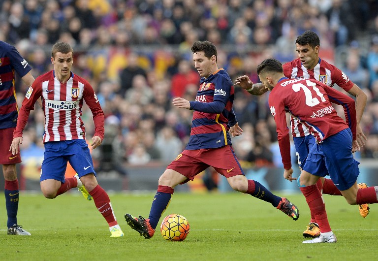 Lionel Messi (C) en medio de sus marcadores Griezmann (I) Augusto Fernandez (D). Foto AFP