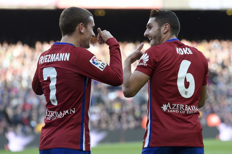 Koke (D) celebra con Griezmann el gol que les dio ventaja. Foto AFP/Josep Lago