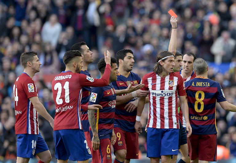 Filipe Luis (2doD) es echado fuera del juego con roja directa. Foto AFP/Josep Lago