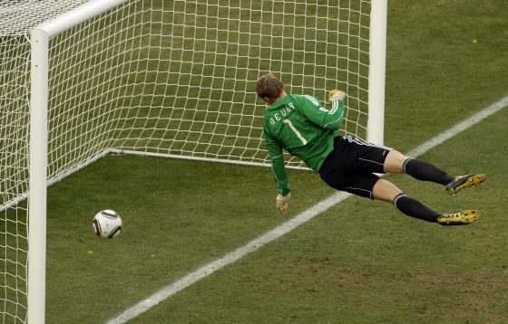 Secuencia del gol de Inglaterra frente a Alemania y que no se validó.