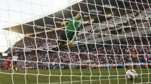 El balón cruzó por un metro la linea de gol pero los árbitros no lo validaron. Polémica en el triunfo alemán 4-1 sobre los ingleses.