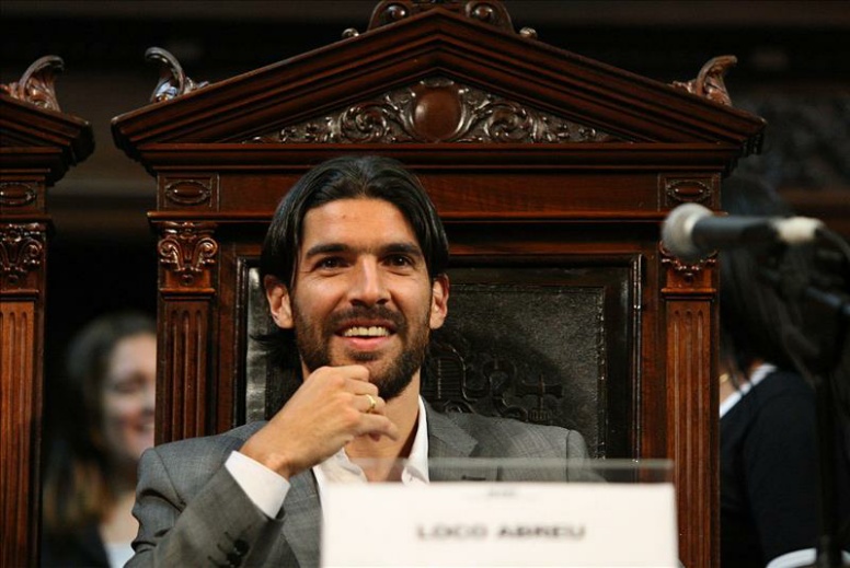 Loco Abreu será presentado una vez lo anuncie el club paraguayo. Foto EFE