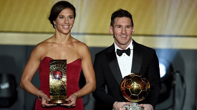 Carly Lloyd y Lionel Messi con sus trofeos como los mejores futbolistas del mundo. Foto Getty