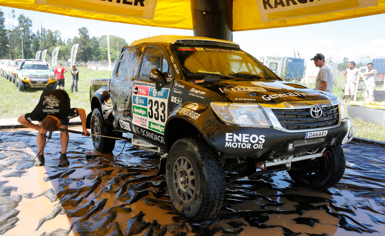 Día de limpieza general de los vehículos en el Rally. Foto Dakar