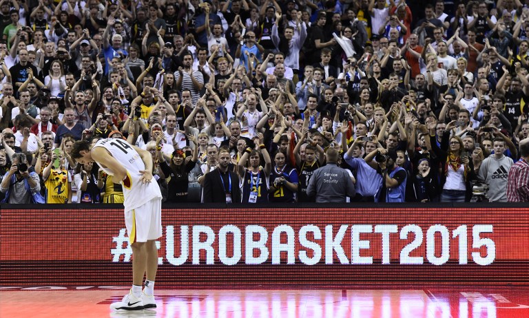 Dirk Nowitzki es ovacionado por sus compatriotas en juego de la EuroBasket 2015. Dirk hace un gesto de respeto a ellos. Foto AFP/T. Schwarz