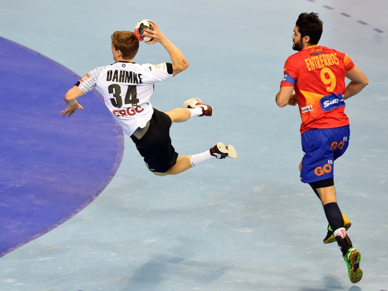 Rune Dahmke (I) anota un golazo en contragolpe. Foto AFP/J. Skarzynki