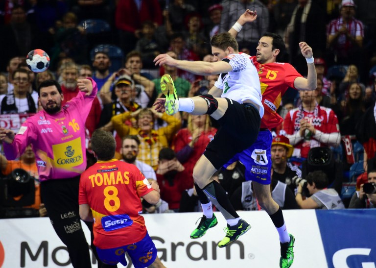 Tobias Reichmann (2do D) de Alemania anota gol contra España. Foto AFP/A. Kisbenedek
