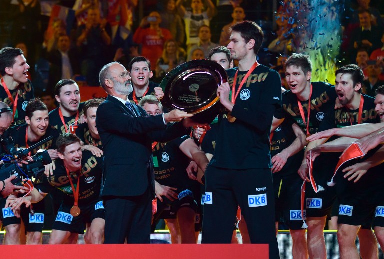 Carsten Lichtlein (C-D) recibe el trofeo de campeones europeos. foto AFP