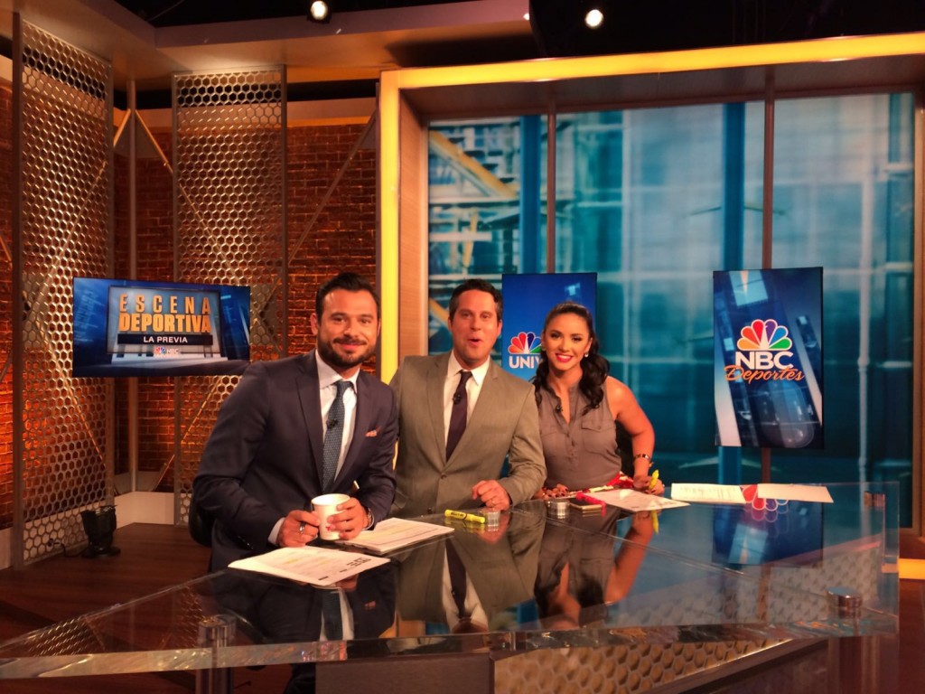 En los estudios de Telemundo Deportes con sus compañeros de staff.