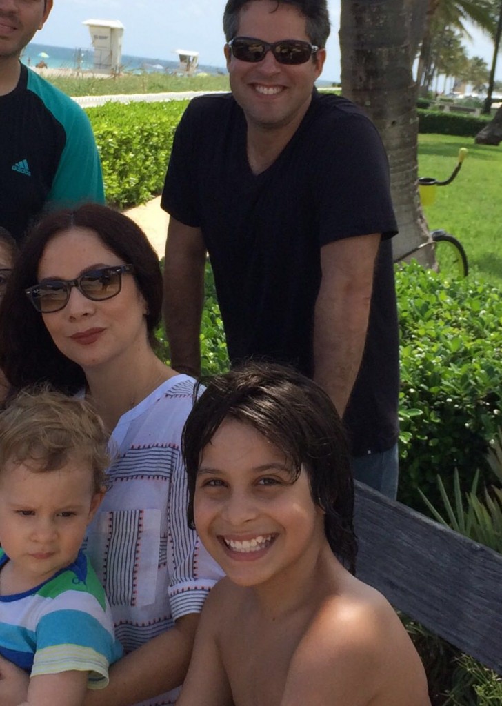 Aquí Copán con su hijo Lucas y el pequeño Gastón junto a esposa y amigos.