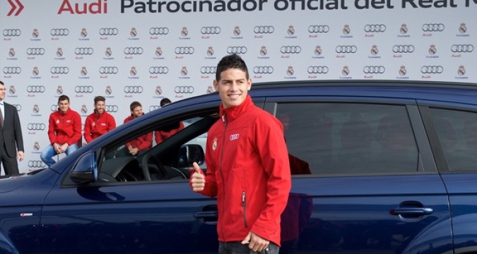 James posa junto a uno de sus vehículos Audi, proveídos por el patrocinador del Real Madrid.