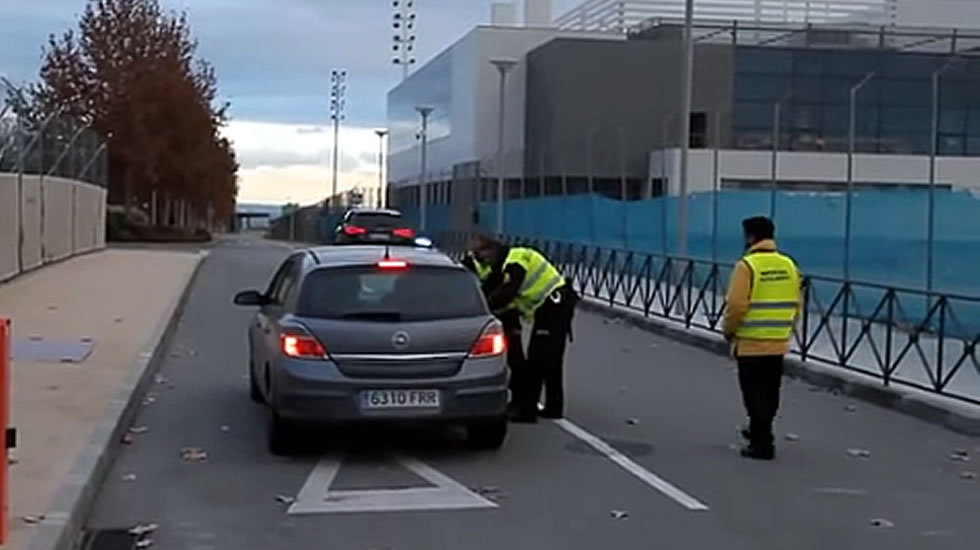 Los agentes de policía se conducían en este Opel cuando dieron persecución a James del Real Madrid. Imagen del vídeo.