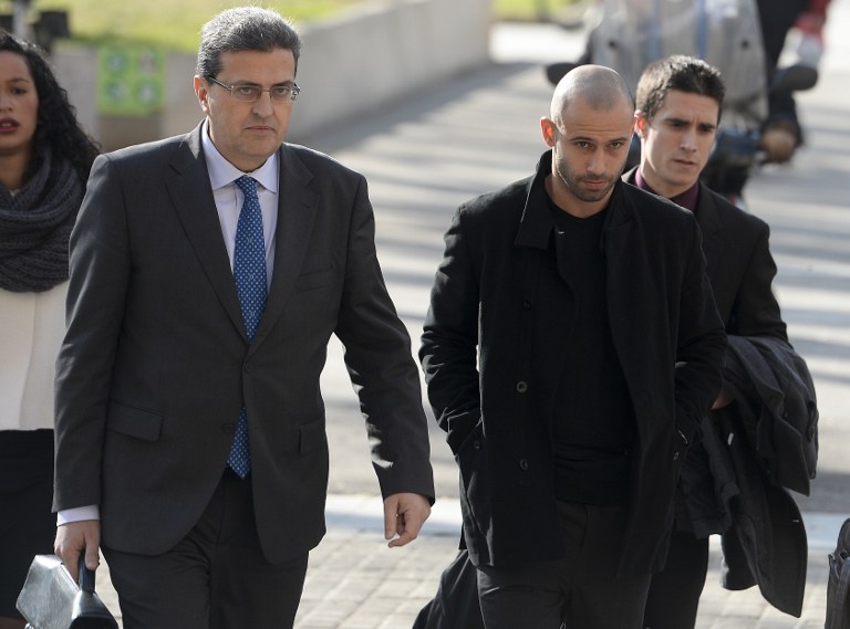Javier Mascherano (C) arriva a la corte hoy en Barcelona. Foto AFP/J.Lago