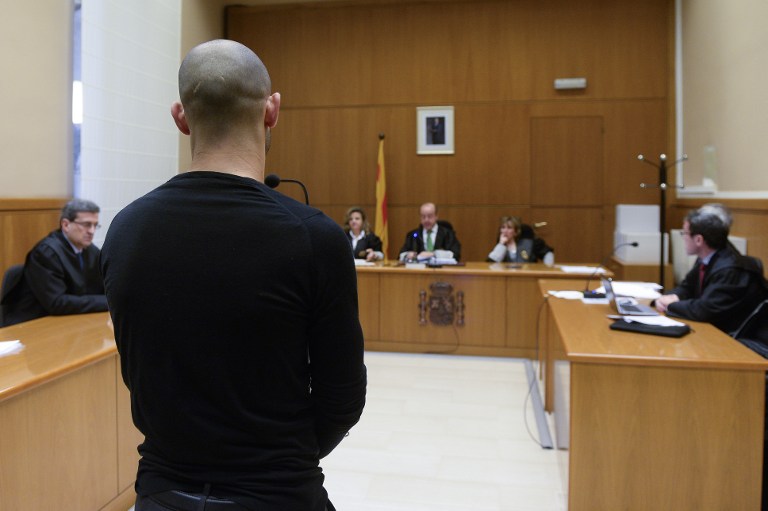 Barcelona's Argentinian defender Javier Mascherano (back) stands before the judge on January 21, 2016 at the courthouse in Barcelona. Javier Mascherano of FC Barcelona agreed today before a Spanish judge a one year prison sentence, which won't be applied, and a fine of 816,000 euros for 1.5 million fraud. AFP PHOTO / JOSEP LAGO / AFP / JOSEP LAGO
