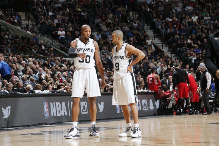 David West #30 y Tony Parker #9, ambos de San Antonio Spurs hablan durante el juego. Foto NBAE/Getty/AFP David West #30 y Tony Parker #9, ambos de San Antonio Spurs hablan durante el juego. Foto NBAE/Getty/AFP