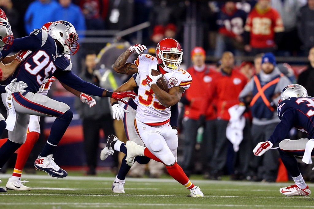 West, 35 de los Chiefs corre con el ovoide contra Harmon, 30 de los Patriotas. Foto AFP/Getty/Meyer