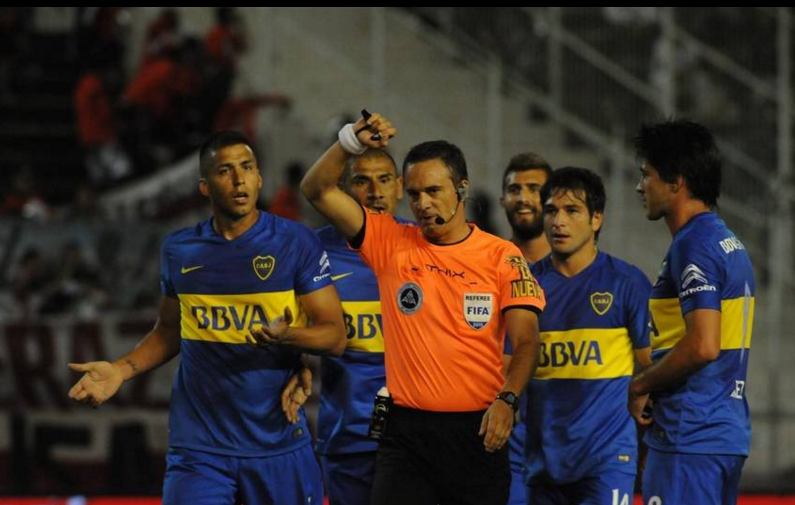 Momento en que el referí pita penal a favor de River por clara mano de Tévez. Foto Clarin/J. Sánchez