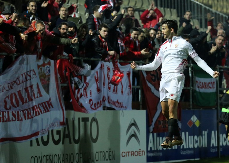 Ciro Immobile celebra anotar un gol en el triunfo del Sevilla. Foto AFP