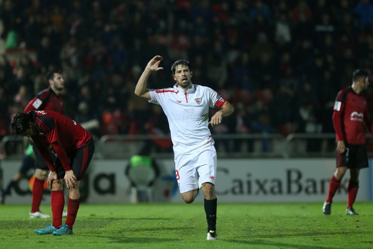 Coke (C) celebra su gol frente al Mirandés. Foto AFP