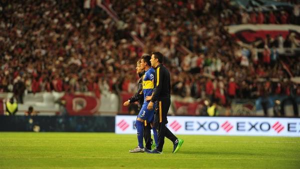 Jonathan Silva es echado del campo con roja directa por jugada violenta. Foto Clarin/J. Sánchez