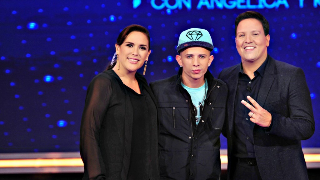 MR. JC junto a Angélica Vale y Raúl González en Telemundo. Foto TM
